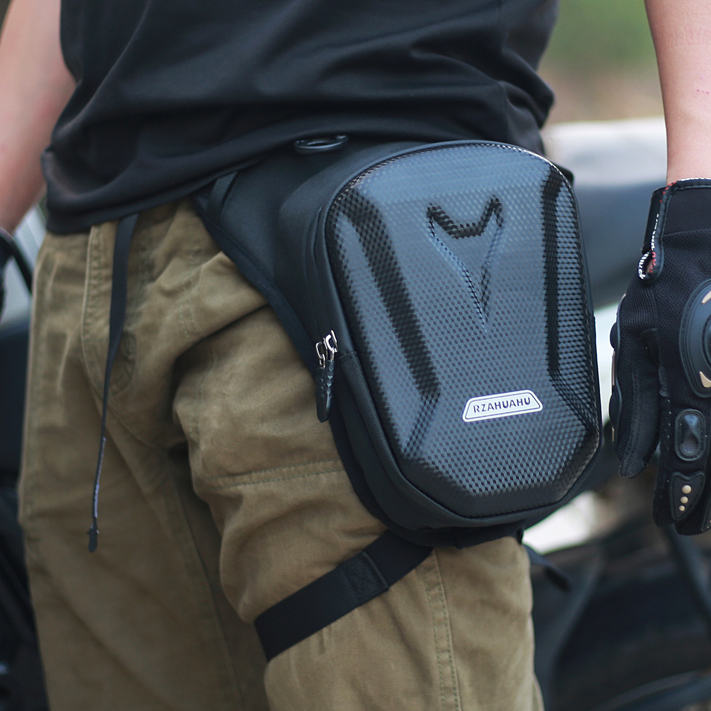 EasyRide motorcycle leg bag securely strapped on rider’s thigh, demonstrating comfortable fit.